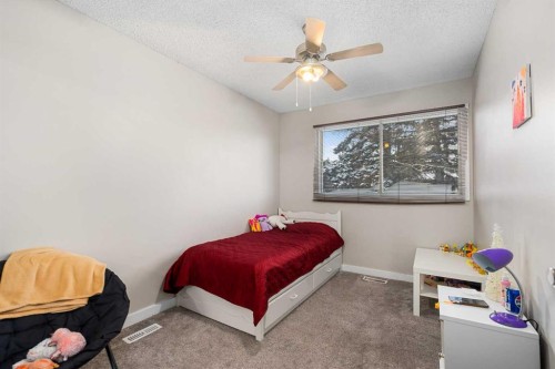 901-2520 Palliser Drive Sw, Calgary, AB - Indoor Photo Showing Bedroom