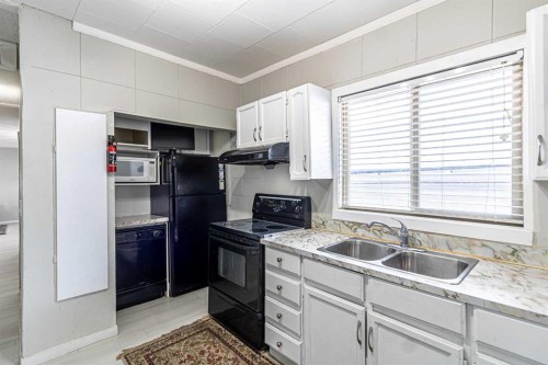 1023 1 Avenue Nw, Calgary, AB - Indoor Photo Showing Kitchen With Double Sink