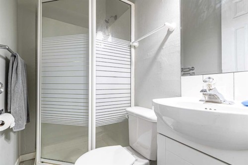 1023 1 Avenue Nw, Calgary, AB - Indoor Photo Showing Bathroom