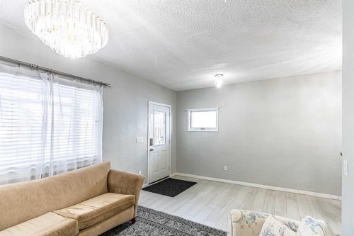 1023 1 Avenue Nw, Calgary, AB - Indoor Photo Showing Other Room