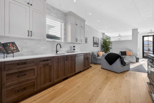 124 26 Avenue Ne, Calgary, AB - Indoor Photo Showing Kitchen
