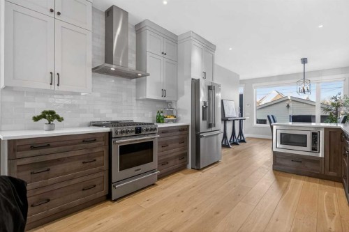 124 26 Avenue Ne, Calgary, AB - Indoor Photo Showing Kitchen With Upgraded Kitchen