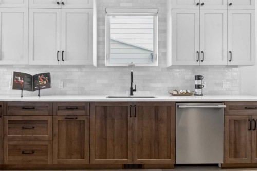 124 26 Avenue Ne, Calgary, AB - Indoor Photo Showing Kitchen With Upgraded Kitchen