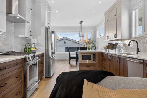124 26 Avenue Ne, Calgary, AB - Indoor Photo Showing Kitchen With Upgraded Kitchen