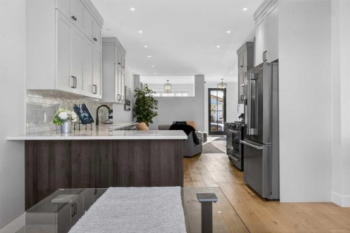 124 26 Avenue Ne, Calgary, AB - Indoor Photo Showing Kitchen With Upgraded Kitchen