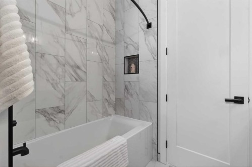 124 26 Avenue Ne, Calgary, AB - Indoor Photo Showing Bathroom