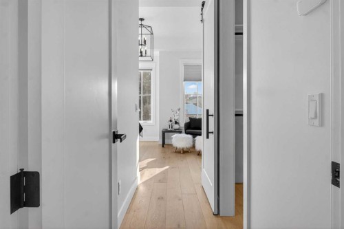 124 26 Avenue Ne, Calgary, AB - Indoor Photo Showing Other Room