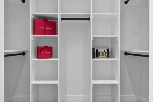 124 26 Avenue Ne, Calgary, AB - Indoor With Storage