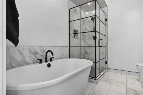 124 26 Avenue Ne, Calgary, AB - Indoor Photo Showing Bathroom