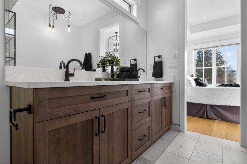 124 26 Avenue Ne, Calgary, AB - Indoor Photo Showing Bathroom