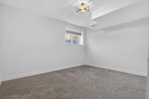 124 26 Avenue Ne, Calgary, AB - Indoor Photo Showing Other Room