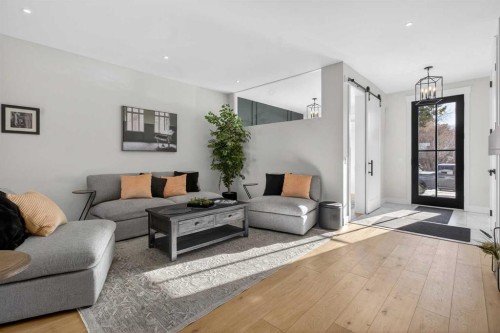 124 26 Avenue Ne, Calgary, AB - Indoor Photo Showing Living Room