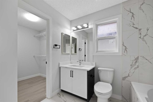 81 Saddlecrest Green Ne, Calgary, AB - Indoor Photo Showing Bathroom