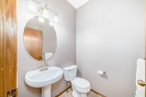 120 Cove Road, Chestermere, AB - Indoor Photo Showing Bathroom