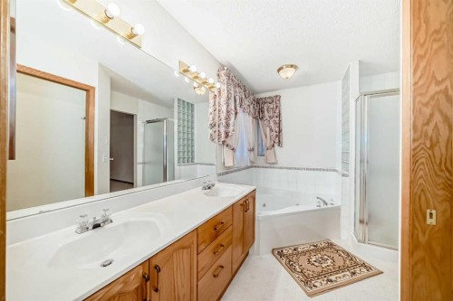 120 Cove Road, Chestermere, AB - Indoor Photo Showing Bathroom