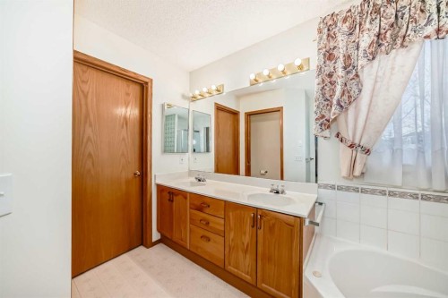 120 Cove Road, Chestermere, AB - Indoor Photo Showing Bathroom