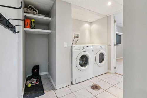 70 Midridge Gardens Se, Calgary, AB - Indoor Photo Showing Other Room