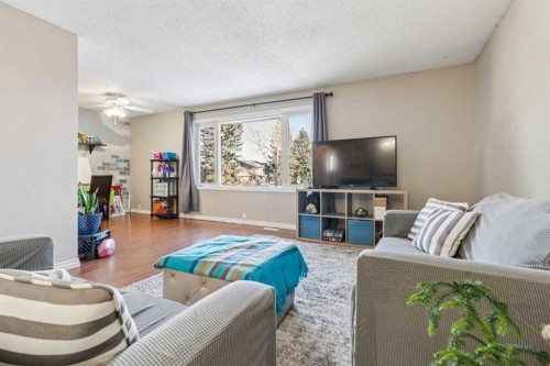 70 Midridge Gardens Se, Calgary, AB - Indoor Photo Showing Living Room