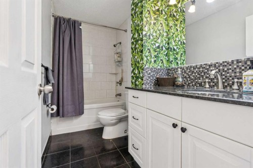 70 Midridge Gardens Se, Calgary, AB - Indoor Photo Showing Bathroom