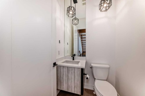 923 36A Street Nw, Calgary, AB - Indoor Photo Showing Bathroom