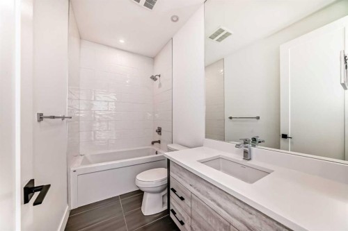 923 36A Street Nw, Calgary, AB - Indoor Photo Showing Bathroom