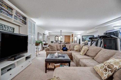 607 9 Street Se, High River, AB - Indoor Photo Showing Living Room