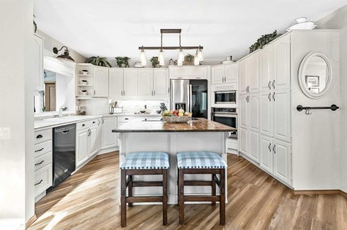 607 9 Street Se, High River, AB - Indoor Photo Showing Kitchen