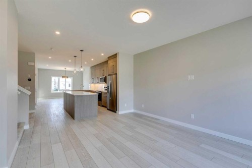 642 Rangeview Street Se, Calgary, AB - Indoor Photo Showing Kitchen