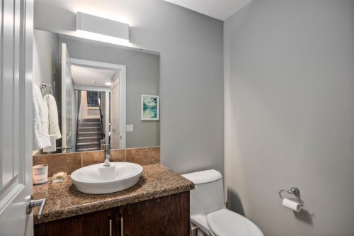 2915 17 Street Sw, Calgary, AB - Indoor Photo Showing Bathroom
