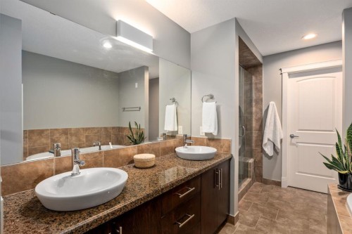 2915 17 Street Sw, Calgary, AB - Indoor Photo Showing Bathroom