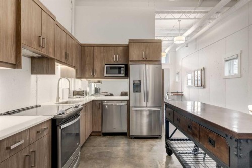 648 Mcdougall Road Ne, Calgary, AB - Indoor Photo Showing Kitchen With Upgraded Kitchen