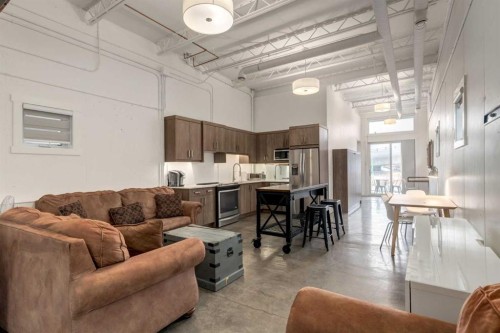 648 Mcdougall Road Ne, Calgary, AB - Indoor Photo Showing Living Room