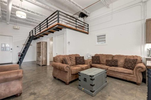 648 Mcdougall Road Ne, Calgary, AB - Indoor Photo Showing Living Room