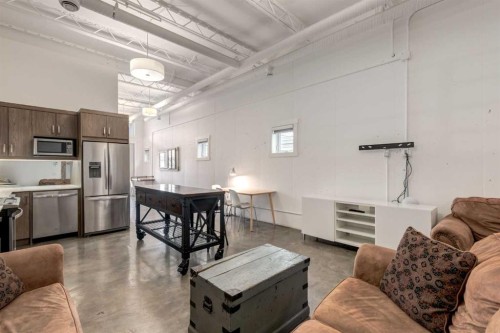 648 Mcdougall Road Ne, Calgary, AB - Indoor Photo Showing Kitchen