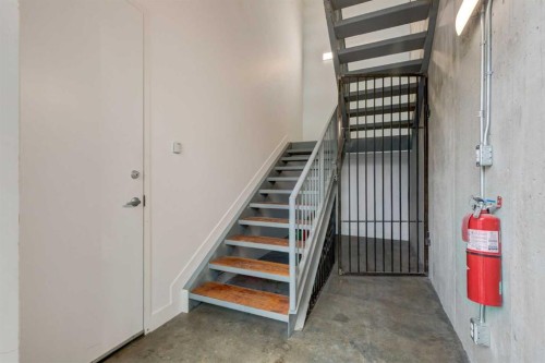 648 Mcdougall Road Ne, Calgary, AB - Indoor Photo Showing Other Room