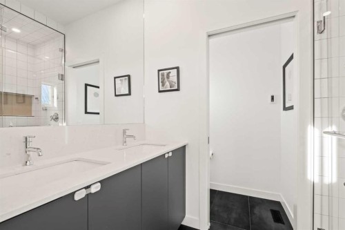 1940 Bowness Road Nw, Calgary, AB - Indoor Photo Showing Bathroom