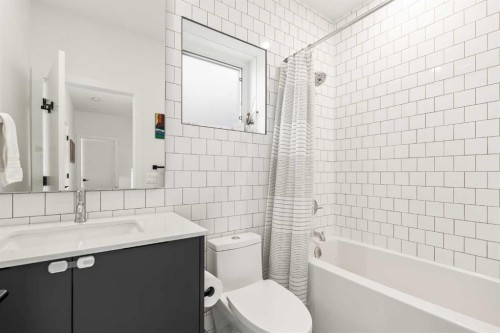 1940 Bowness Road Nw, Calgary, AB - Indoor Photo Showing Bathroom