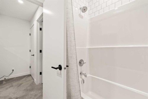1940 Bowness Road Nw, Calgary, AB - Indoor Photo Showing Bathroom