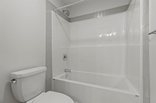 2220 Lancaster Heights Se, Airdrie, AB - Indoor Photo Showing Bathroom