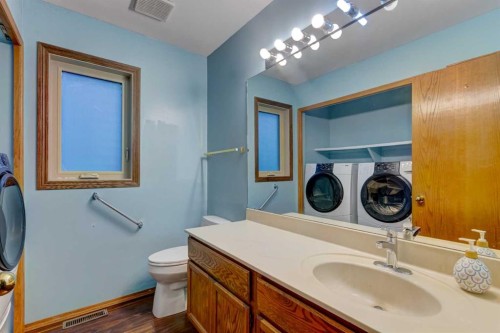 184 Riverbend Drive Se, Calgary, AB - Indoor Photo Showing Bathroom