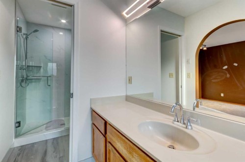 184 Riverbend Drive Se, Calgary, AB - Indoor Photo Showing Bathroom