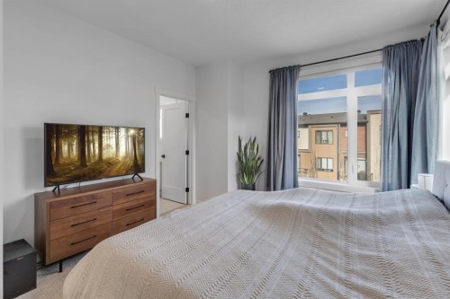 213 Greenbriar Common Nw, Calgary, AB - Indoor Photo Showing Bedroom
