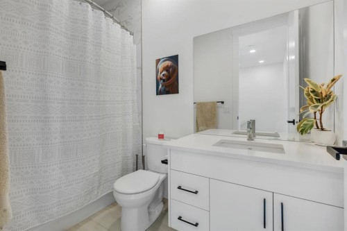 213 Greenbriar Common Nw, Calgary, AB - Indoor Photo Showing Bathroom