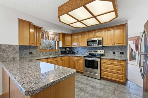 531 Sierra Morena Court Sw, Calgary, AB - Indoor Photo Showing Kitchen