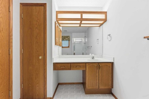 531 Sierra Morena Court Sw, Calgary, AB - Indoor Photo Showing Bathroom