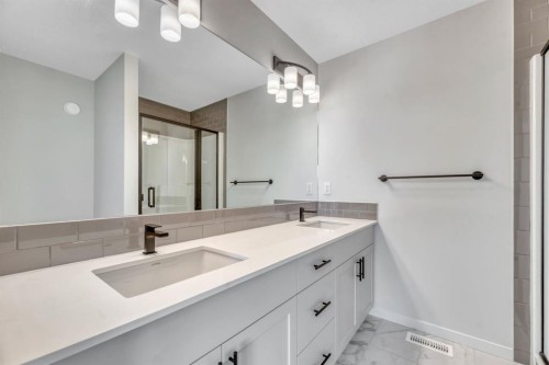 247 Annette Villas Nw, Calgary, AB - Indoor Photo Showing Bathroom