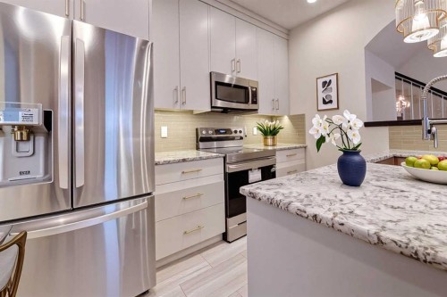2-308 12 Avenue Ne, Calgary, AB - Indoor Photo Showing Kitchen With Upgraded Kitchen