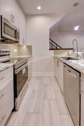 2-308 12 Avenue Ne, Calgary, AB - Indoor Photo Showing Kitchen