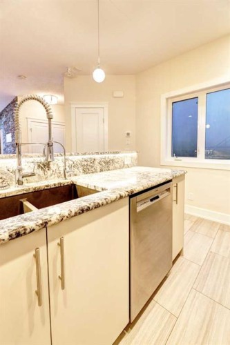 2-308 12 Avenue Ne, Calgary, AB - Indoor Photo Showing Kitchen