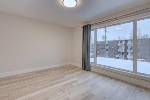 2-308 12 Avenue Ne, Calgary, AB - Indoor Photo Showing Other Room